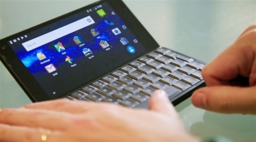 هاتف ذكي بتصميم أسطوري من حقبة التسعينيات